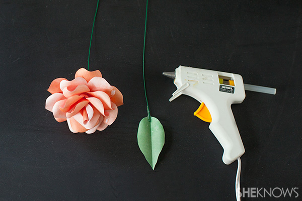 Készítsen természetes kinézetű rózsát, és ragasszon egy levelet egy virágdrótra