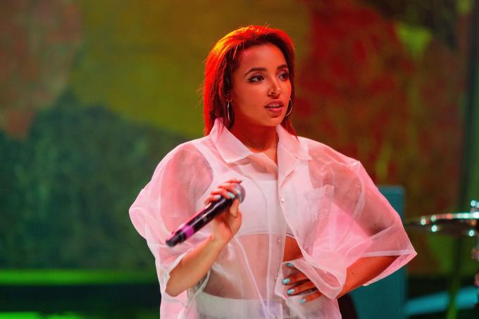 Foto do cantor de R&B Tinashe em show