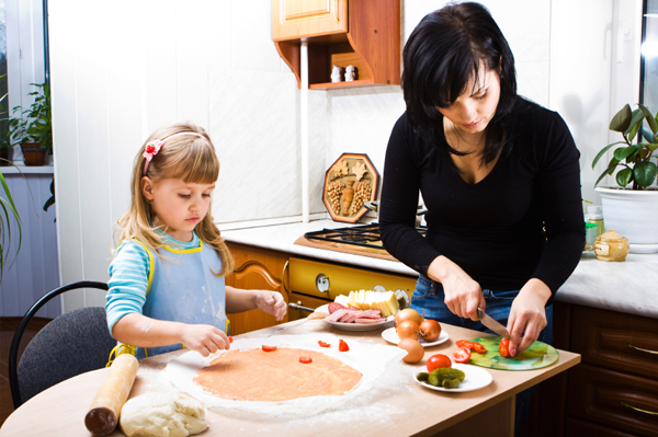 Anya és lánya pizzát készítenek