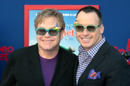 Elton John in David Furnish na premieri Gnomea in Julije
