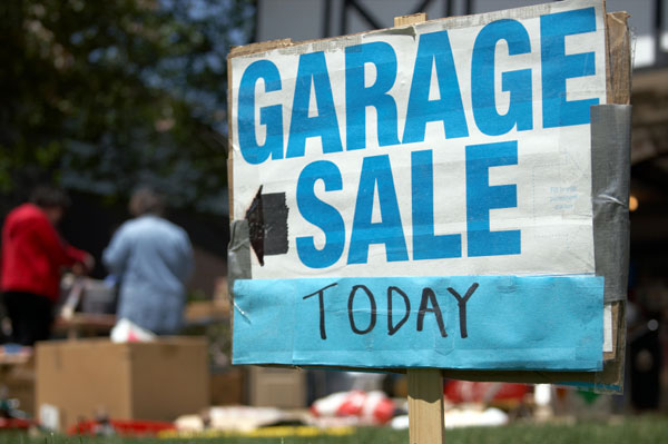 Garage Sale Sign med shoppare