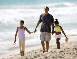 Präsident Obama und die Mädchen machen einen Spaziergang