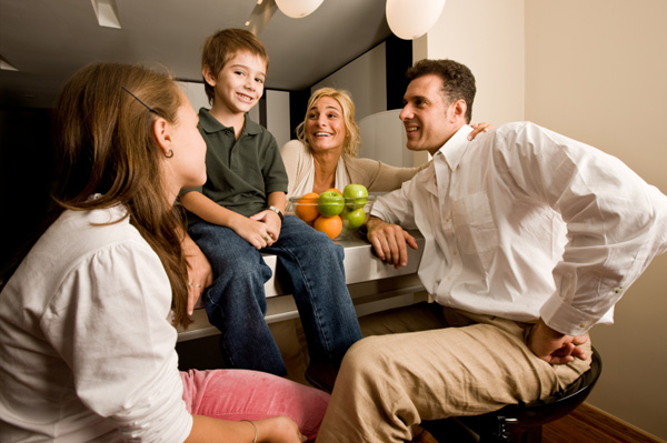 Familie praten in de keuken