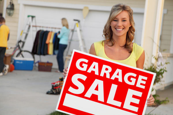 Mujer que tiene una venta de garaje