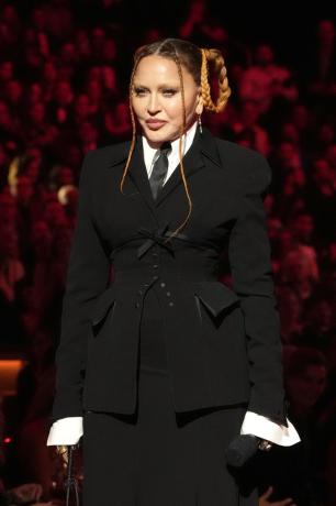 LOS ANGELES, CALIFORNIA - 05 กุมภาพันธ์: Madonna พูดบนเวทีระหว่างงาน GRAMMY Awards ครั้งที่ 65 ที่ Crypto.com Arena เมื่อวันที่ 5 กุมภาพันธ์ 2023 ในลอสแองเจลิส แคลิฟอร์เนีย (ภาพถ่ายโดย Kevin MazurGetty Images สำหรับ The Recording Academy)