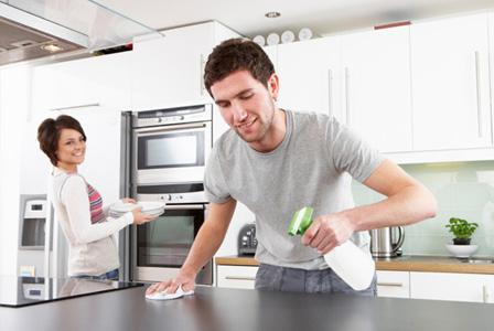 Paar putzt Küche