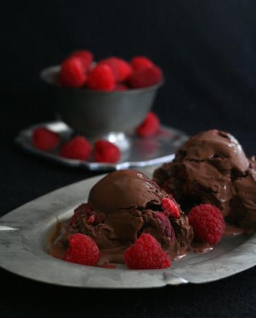Himbeer-Eis mit dunkler Schokolade