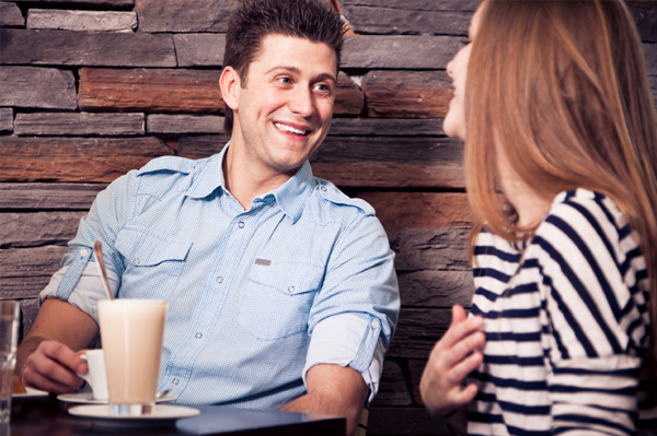Молода пара розмовляє за кавою