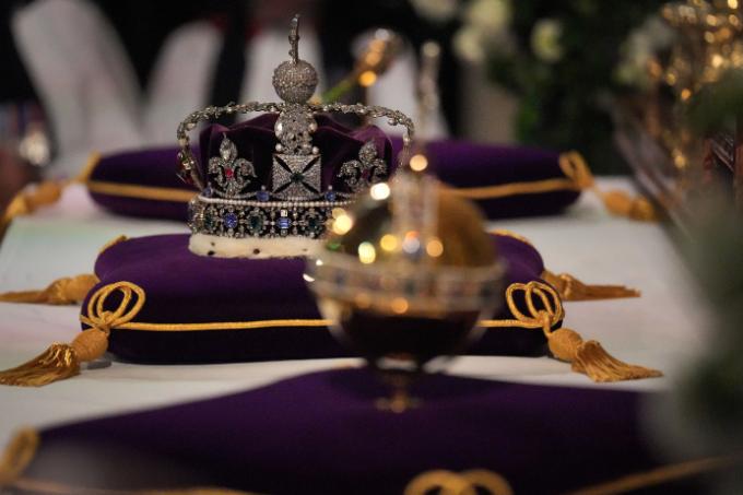 ImperIal State Crown, orb og scepter på højalteret under Committal Service for Queen Elizabeth II, ved St George's Chapel i Windsor Castle den 19. september 2022 i Windsor, England