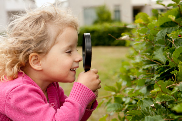 Enfant d'âge préscolaire avec une loupe