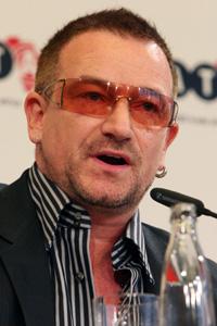 Bono falando em coletiva de imprensa