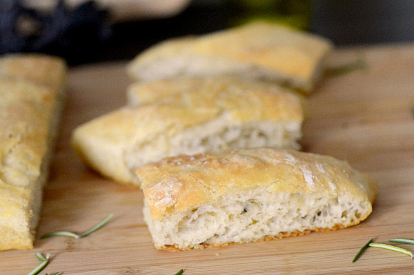 Хлеб са маслиновим уљем од рузмарина са спорим кухањем