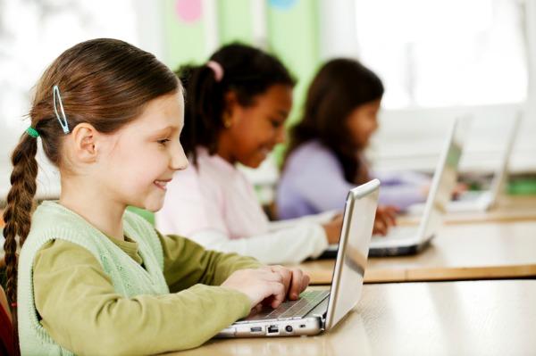 diákok laptopot használnak az osztályban