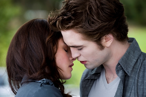 Robert Pattinson et Kristen Stewart sont Edward et Bella dans New Moon