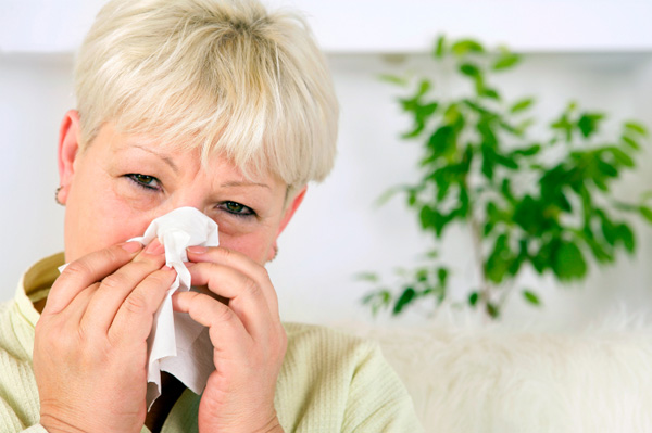 Frau mit Allergien zu Hause