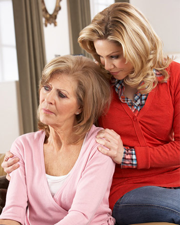 mujer consolando a la madre mayor