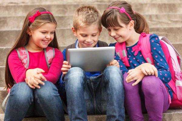 gyerekek tanulnak online