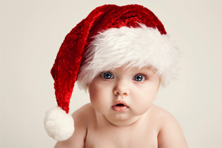 Baby mit Weihnachtsmütze