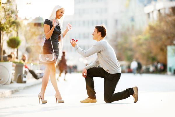 Heiratsantrag in der Straße