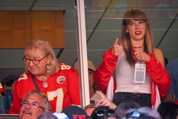 Donna Kelce, pa kreisi, Chiefs saspēles vadītāja Trevisa Kelsa māte svētdien, septembrī, skatījās spēli ar popmūzikas superzvaigzni Teilori Sviftu, centrā. 24, 2023, GEHA Field Arrowhead stadionā Kanzassitijā. (Tammy LjungbladKansas City StarTribune ziņu dienests, izmantojot Getty Images)