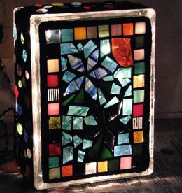 Mozaikový osvětlený skleněný blok