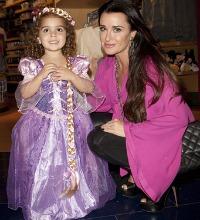 Kyle Richards ja tytär - Disney Rapunzel Halloween -asu