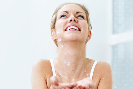 Femme lavant le visage