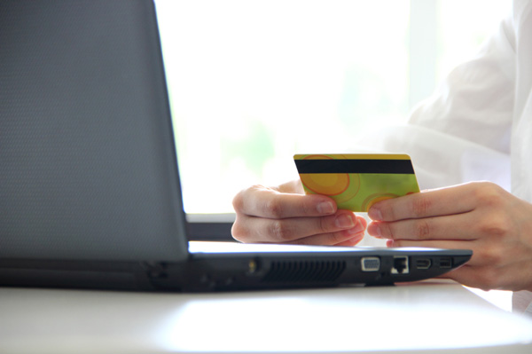 Belanja online dengan kartu kredit