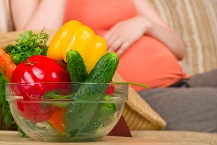 Schwangere, die Bio-Gemüse isst