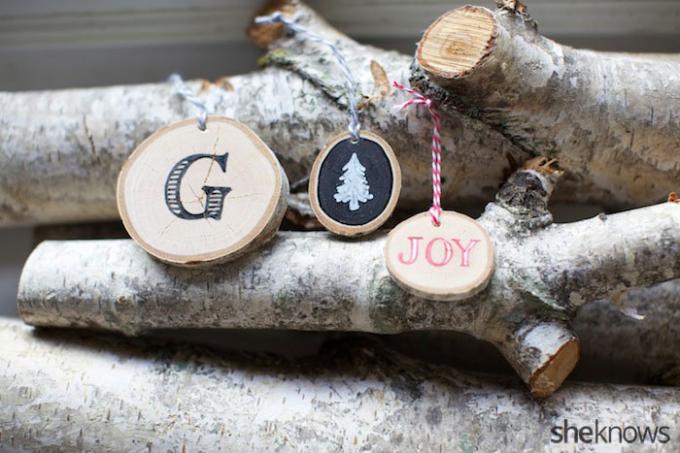 ornamen kayu dan tag hadiah DIY