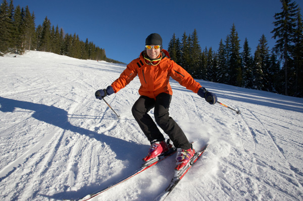 Frau Skifahren auf verschneiten Bergen