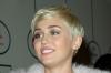 Miley Cyrus는 무대에서 팬을 뱉어내는 광란을 계속합니다. – SheKnows
