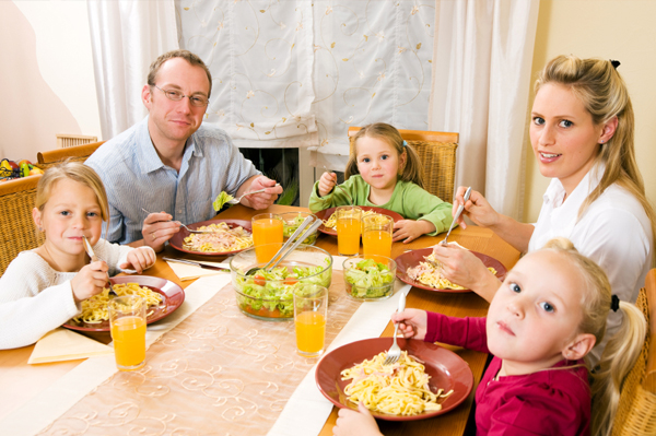 Perhe syö illallista