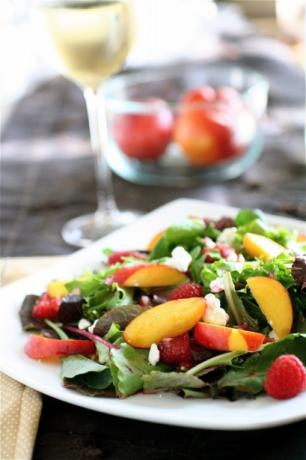 Nektarin ve yaz meyve salatası