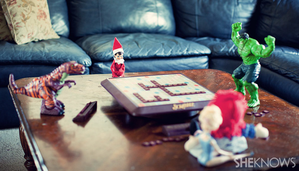 Elf on the Shelf idé 10: Elfie Rojo spelar Scrabble