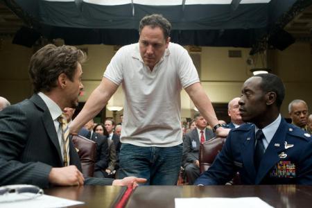 Jon Favreau dirigiendo a Robert Downey Jr en Iron Man 2