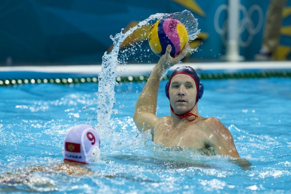 Амерички ватерполо тимски играч против мушкараца Црна Гора на Олимпијским играма