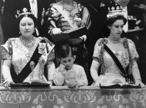 La reine Elizabeth la reine mère et le prince Charles avec la princesse Margaret Rose (1930 - 2002) dans la loge royale de l'abbaye de Westminster regardant la cérémonie de couronnement de la reine Elizabeth II. (Photo par Topical Press AgencyGetty Images)