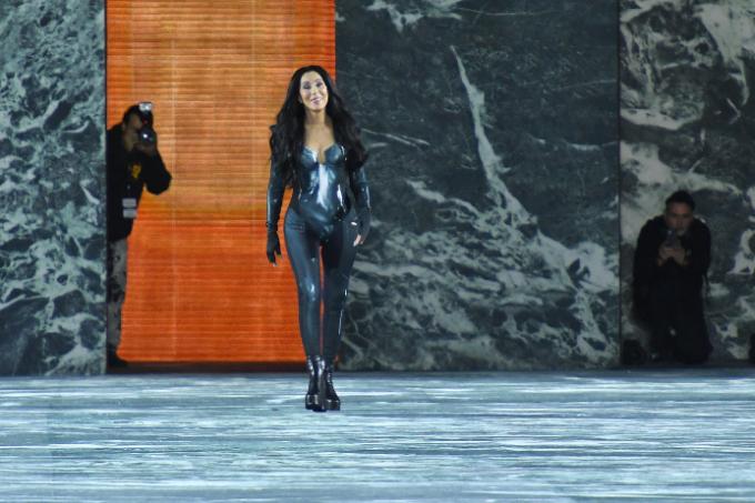 Η τραγουδίστρια Cher περπατά στην πασαρέλα κατά τη διάρκεια της επίδειξης Balmain Womenswear SpringSummer 2023 στο πλαίσιο της Εβδομάδας Μόδας του Παρισιού στις 28 Σεπτεμβρίου 2022 στο Παρίσι, Γαλλία.