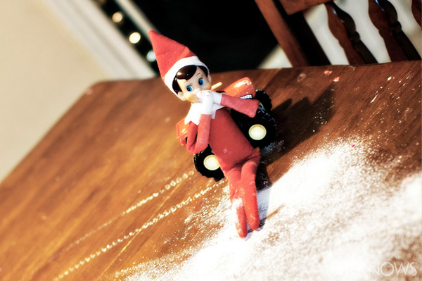 Elf on the Shelf idé 3: Elfie Rojo gör snöänglar