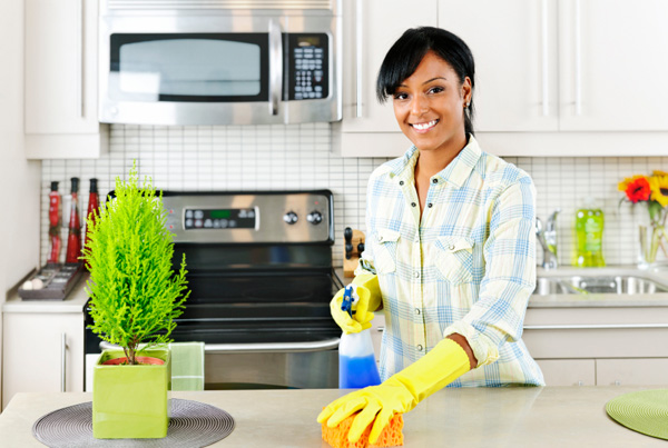 Nő takarítja a konyhát