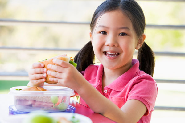 Κορίτσι νηπιαγωγείου τρώει μεσημεριανό | Sheknows.ca