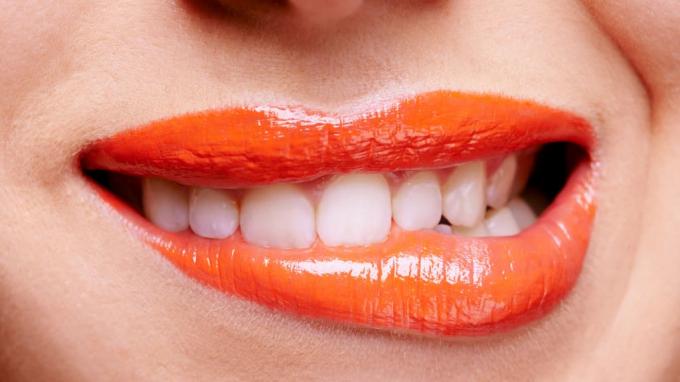 Crazy Red Carpet Hacks Kändisar använder: Använd vit ögonskugga för att lysa upp tänderna