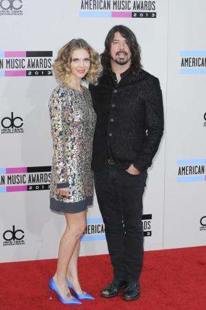 El rockero Dave Grohl y su esposa Jordyn Blum esperan su tercer hijo juntos 