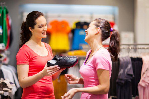 femeie care cumpără pantofi de alergat