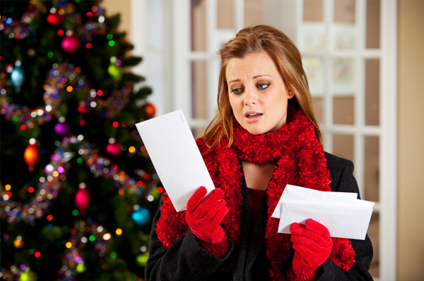 Γυναίκα αναστατωμένη με τους λογαριασμούς των Χριστουγέννων