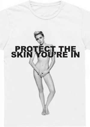 Miley Cyrus nackt auf T-Shirt