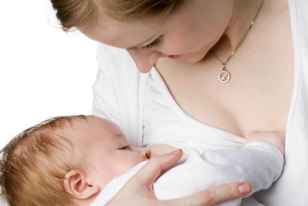 Femme allaitant bébé