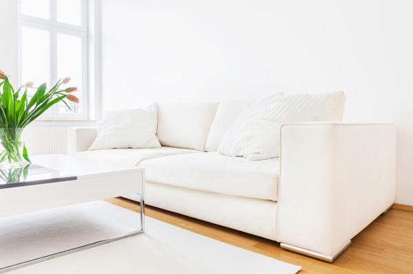 A nappali minimalista stílusban díszített