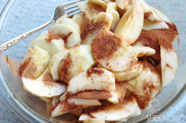 Sekoita omenat mausteiden kanssa | Sheknos.ca - vaihe viisi